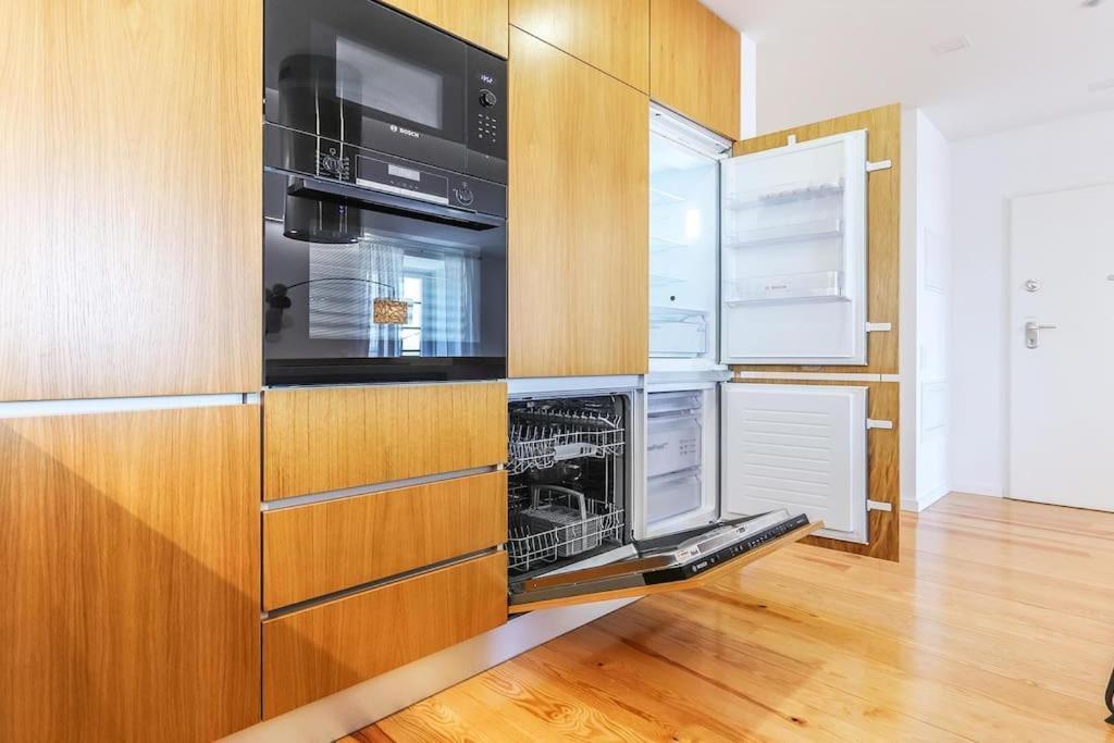 Outstanding Santos Spacious 2 Bedroom W Ac Apartment Lisbon