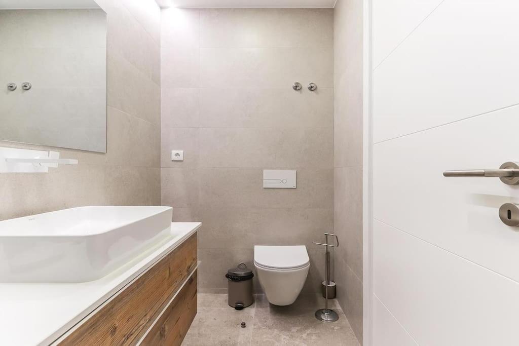 Outstanding Santos Spacious 2 Bedroom W Ac Apartment *